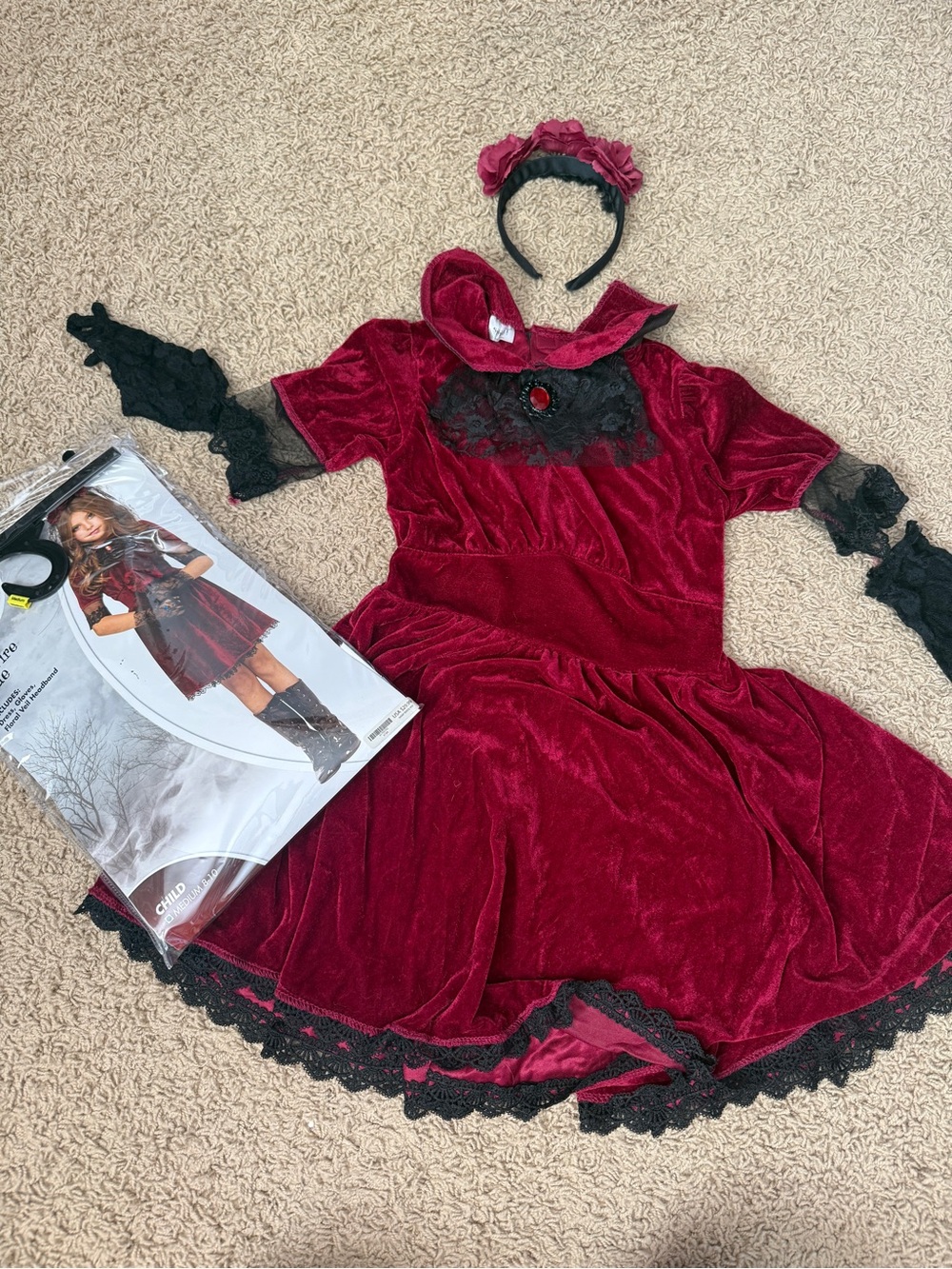 Child Velvet Gothic Rose Costume Dress in Deep Red with black lace CM 8-10